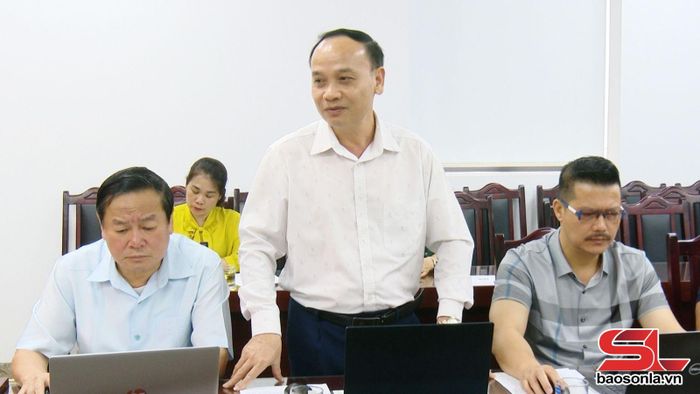 Lãnh đạo Báo và Phát thanh, Truyền hình Sơn La phát biểu tại hội nghị.