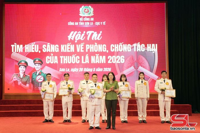 Lãnh đạo Công an tỉnh trao giải Nhì cho Đội thi Phòng Cảnh sát điều tra tội phạm về ma túy