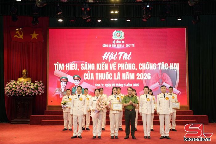 Đại tá Hoàng Vinh Hiển, Phó Bí thư đảng ủy, Phó Giám đốc Công an tỉnh trao giải Nhất cho Đội thi Khối Xây dựng lực lượng - Trực thuộc - Hậu cần