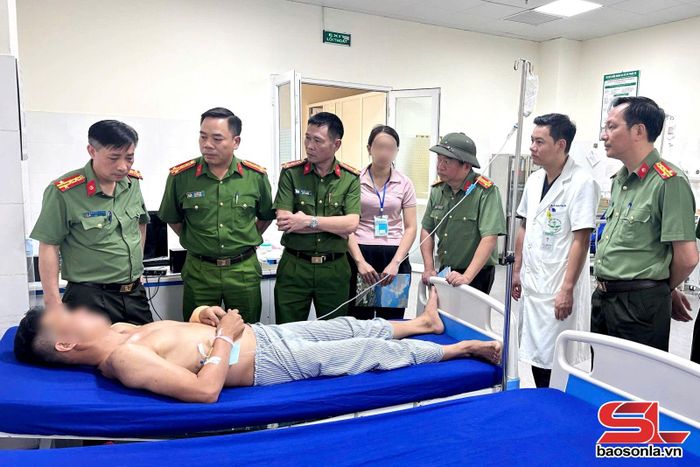Ban Giám đốc Công an tỉnh Sơn La, lãnh đạo các Phòng chức năng đã đến thăm, động viên cán bộ Công an bị thương.