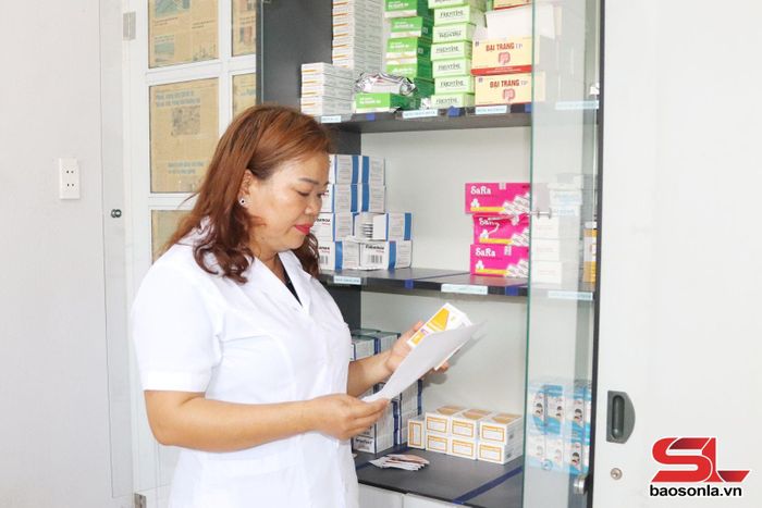 Cán bộ Trạm Y tế xã Chiềng Hoa rà soát danh mục thuốc. 