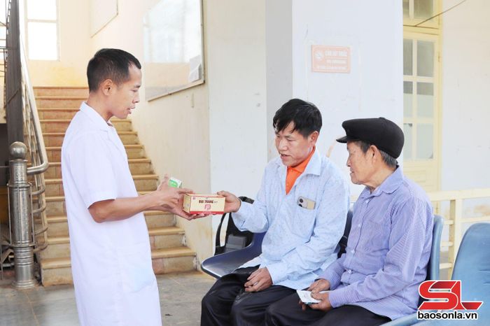 Cán bộ Trạm Y tế xã Chiềng Hoa hướng dẫn nhân viên y tế bản Nong Hoi Dưới (người thứ 2 từ phải sang) sử dụng liều lượng thuốc.