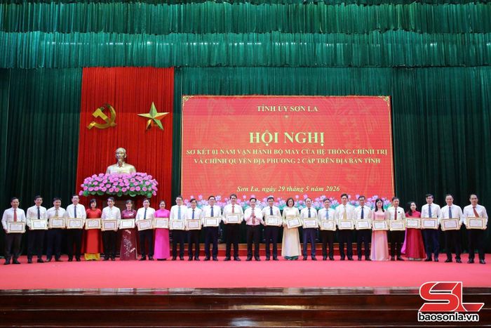 Đồng chí Bí thư Tỉnh ủy tặng Bằng khen cho các tổ chức đảng.