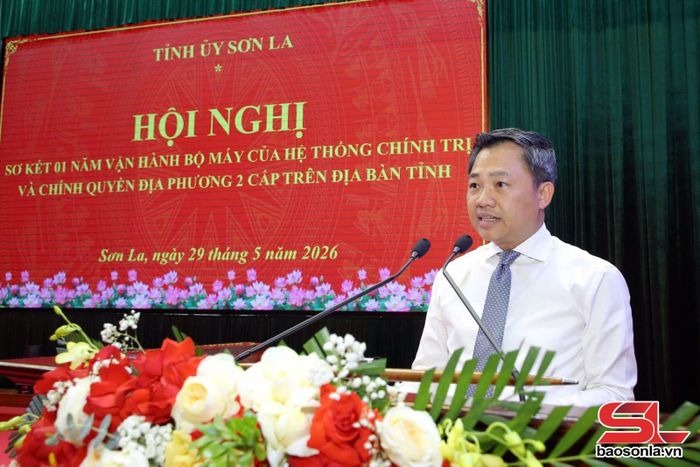 Đồng chí Chủ tịch UBND tỉnh điều hành phần tham luận tại Hội nghị.