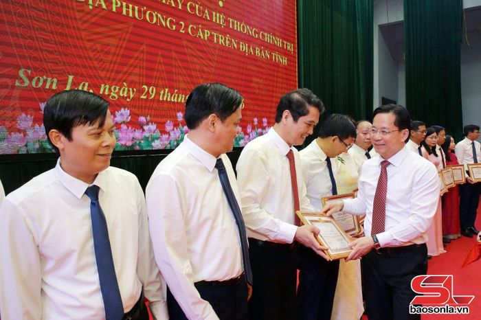 Đồng chí Bí thư Tỉnh ủy tặng Bằng khen cho các tổ chức đảng.