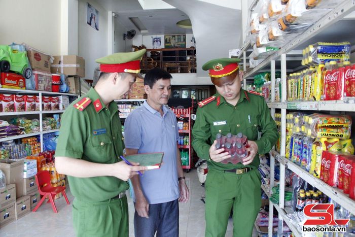 Cán bộ Công an phường Chiềng Sinh kiểm tra nguồn gốc, chất lượng hàng hóa tại cửa hàng kinh doanh tạp hóa.