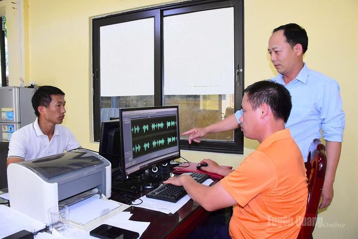 Cán bộ Trung tâm dịch vụ công xã Lâm Bình tổ chức sản xuất các chương trình phát thanh.