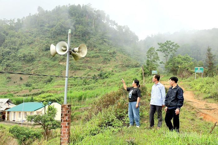 Hệ thống loa phát thanh tại thôn Suối Thầu 2 được duy trì phát mỗi ngày. Cán bộ Trung tâm dịch vụ công xã Lâm Bình tổ chức sản xuất các chương trình phát thanh.