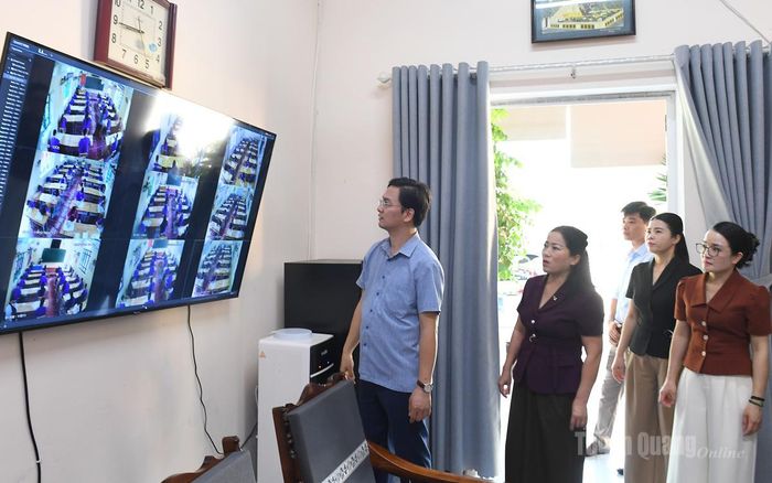 Đồng chí Vũ Đình Hưng, Ủy viên BCH Đảng bộ tỉnh, Giám đốc Sở Giáo dục và Đào tạo, Phó Trưởng ban Thường trực Ban Chỉ đạo cấp tỉnh Kỳ thi tốt nghiệp THPT năm 2026 kiểm tra cơ sở vật chất chuẩn bị cho kỳ thi tại Trường THPT Tân Trào, phường Minh Xuân.