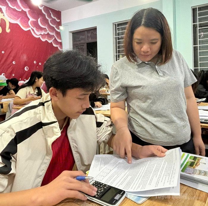 Giáo viên Trường THPT Đồng Văn, xã Đồng Văn ôn tập cho học sinh lớp 12.