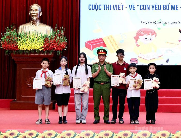 Lãnh đạo Công an tỉnh trao giải Nhất cho các em có tác phẩm đoạt giải tại Cuộc thi.