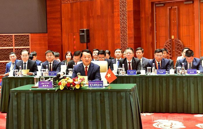 Đồng chí Bí thư Tỉnh ủy Hầu A Lềnh và Đoàn đại biểu tỉnh Tuyên Quang tham dự hội nghị.