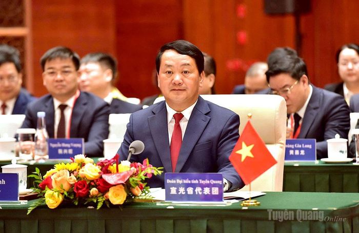 Đồng chí Bí thư Tỉnh ủy Hầu A Lềnh phát biểu tại hội nghị.