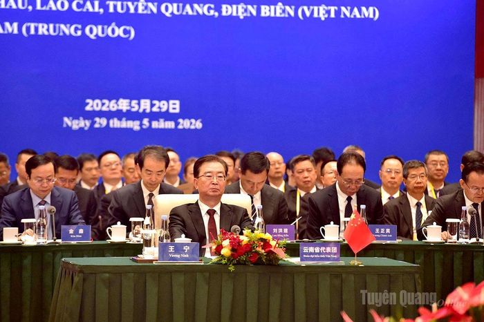 Bí thư Tỉnh ủy Vân Nam Vương Ninh và các đại biểu tại hội nghị.