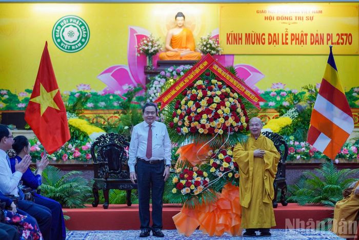 Trong không khí hân hoan mừng Phật đản Phật lịch 2570, Chủ tịch Quốc hội Trần Thanh Mẫn chúc Trưởng lão Hòa thượng Thích Thiện Nhơn và các vị chư tôn giáo phẩm tổ chức thành công Đại lễ Phật đản cũng như Đại hội Phật giáo Việt Nam lần thứ X.