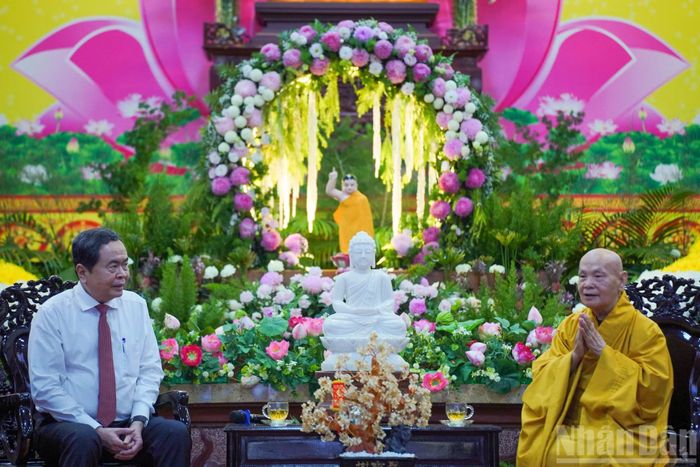 Chủ tịch Quốc hội Trần Thanh Mẫn bày tỏ mong muốn Trưởng lão Hòa Thượng Thích Thiện Nhơn tiếp tục vận động đồng bào phật tử ủng hộ công cuộc xây dựng và đất nước trong kỷ nguyên mới - kỷ nguyên vươn mình của dân tộc.