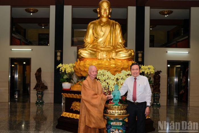 Chủ tịch Quốc hội Trần Thanh Mẫn thăm, chúc mừng Đại lão hòa thượng Thích Trí Quảng, Đức Pháp chủ Hội đồng Chứng minh Giáo hội Phật giáo Việt Nam.
