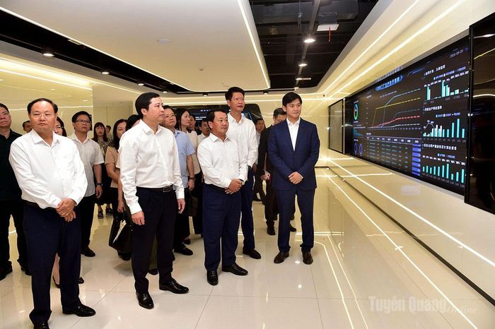  Bí thư Tỉnh ủy Hầu A Lềnh khảo sát Trung tâm điều khiển thông minh của Công ty cổ phần Tập đoàn Công nghệ sinh học Bối Thái Ni, Vân Nam. 