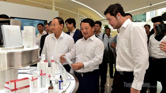  Bí thư Tỉnh ủy Hầu A Lềnh thăm khu trưng bày sản phẩm của Công ty cổ phần Tập đoàn Công nghệ sinh học Bối Thái Ni, Vân Nam. 