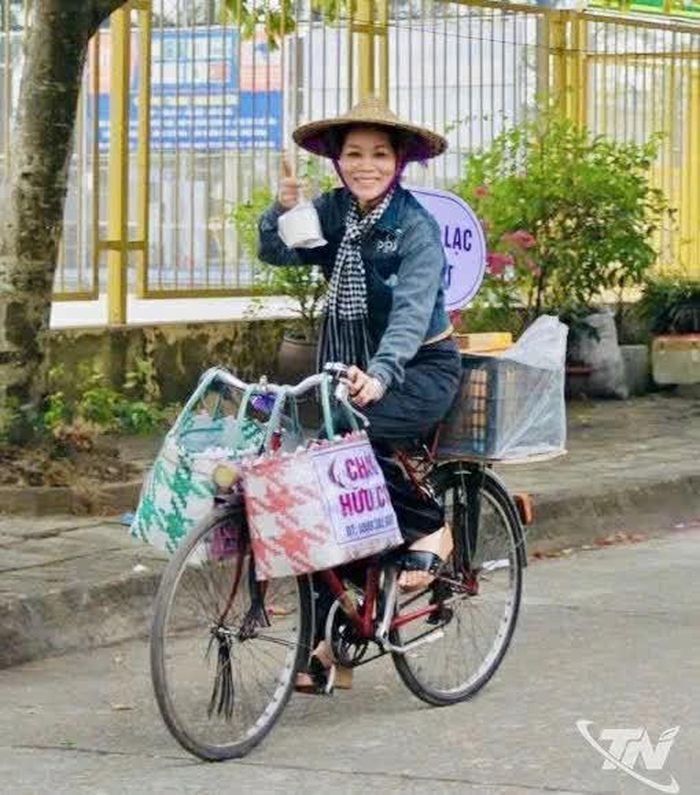 Chị Nguyễn Thu Nga đi bán hàng.