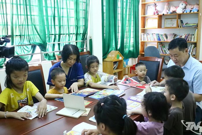 Hằng ngày các em được cán bộ của Trung tâm hướng dẫn đọc sách báo.
