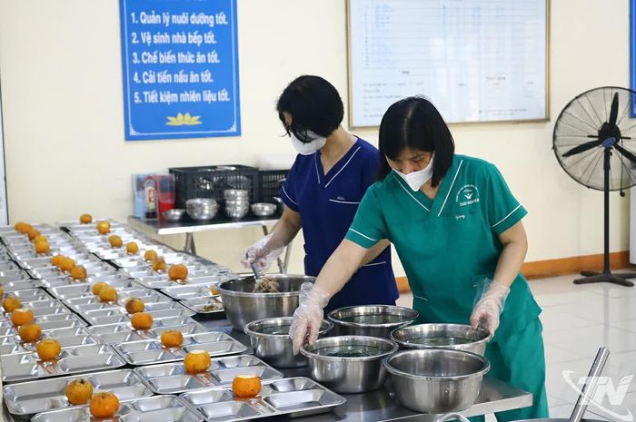 3 bữa ăn trong ngày cho trẻ luôn bảo đảm chất lượng dinh dưỡng.