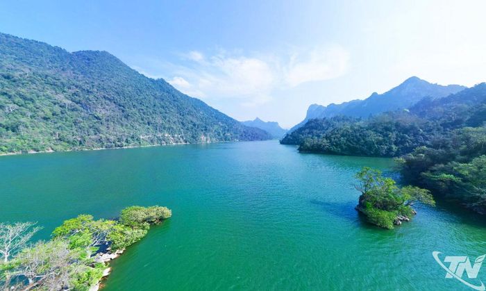 Khai thác du lịch hồ Ba Bể đang được ngành chức năng và chính quyền địa phương xác định theo hướng du lịch xanh và bền vững.