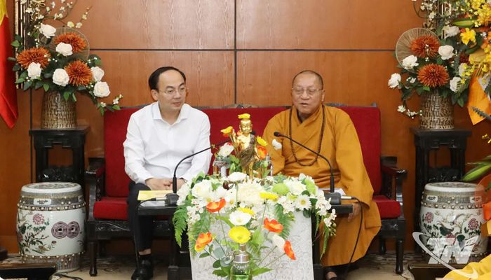 Đồng chí Nguyễn Đăng Bình và Hòa thượng Thích Gia Quang, Phó Chủ tịch Hội đồng Trị sự Giáo hội Phật giáo Việt Nam, Trưởng Ban Thông tin Truyền thông Trung ương Giáo hội Phật giáo Việt Nam.