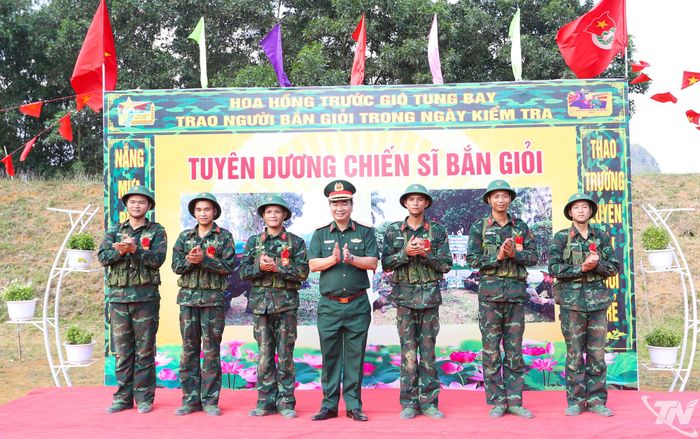 Trung tướng Trương Mạnh Dũng chúc mừng các chiến sĩ mới đạt thành tích bắn giỏi.