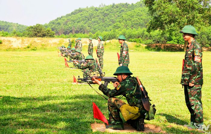 Chiến sĩ mới Trung đoàn 246 thực hành kiểm tra bắn súng AK bài 1.