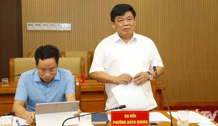 Các đại biểu trao đổi ý kiến tại buổi làm việc.