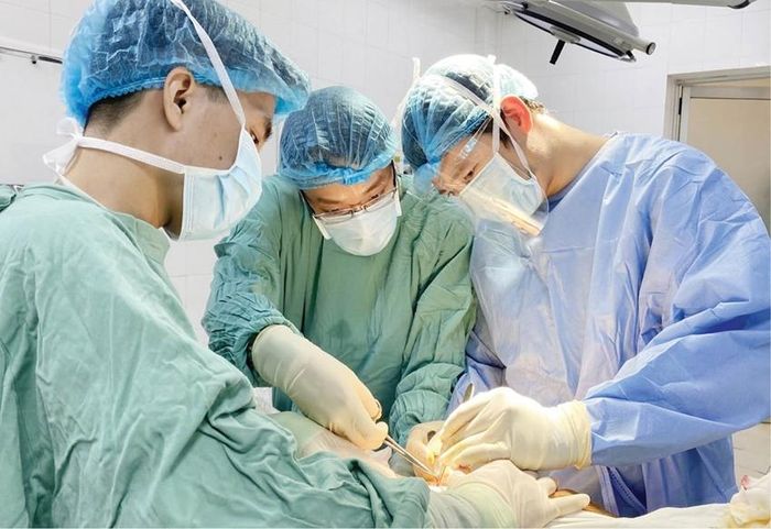 TS.BS. Nguyễn Nguyễn Thái Bảo (phải) trong ca phẫu thuật cho bệnh nhân