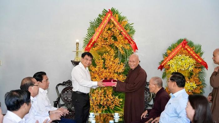 Phó Thủ tướng Chính phủ Nguyễn Văn Thắng tặng hoa chúc mừng Phật đản đến Hòa thượng Thích Giác Quang, Phó Pháp chủ Hội đồng Chứng minh GHPGVN tại chùa Bảo Lâm 