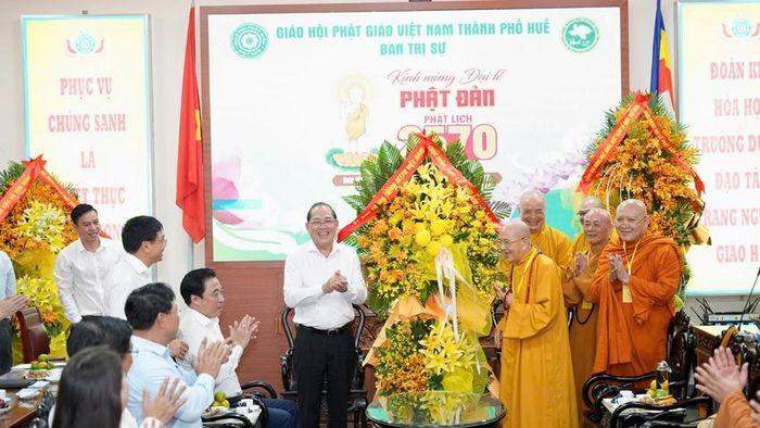  Đại diện Trung ương MTTQ Việt Nam tặng hoa chúc mừng đến Ban Trị sự Giáo hội Phật giáo Việt Nam thành phố 