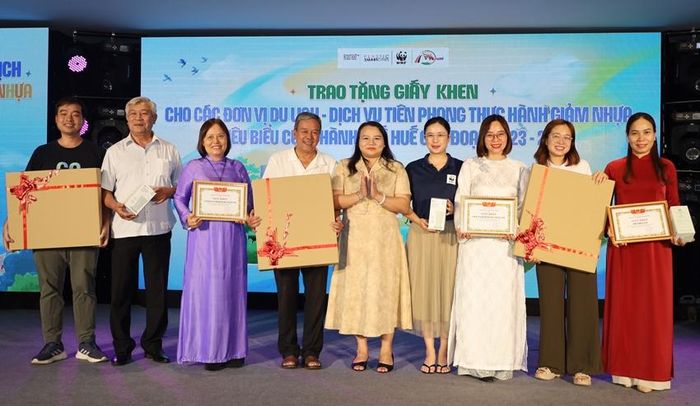  Lãnh đạo Sở Du lịch trao tặng giấy khen cho các đơn vị tiên phong thực hành giảm nhựa