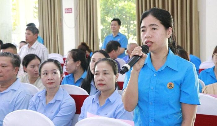  Người lao động kiến nghị các vấn đề liên quan đến đời sống, việc làm tại chương trình đối thoại.