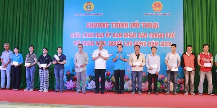 Lãnh đạo thành phố tặng quà cho người lao động có hoàn cảnh khó khăn tại chương trình đối thoại 