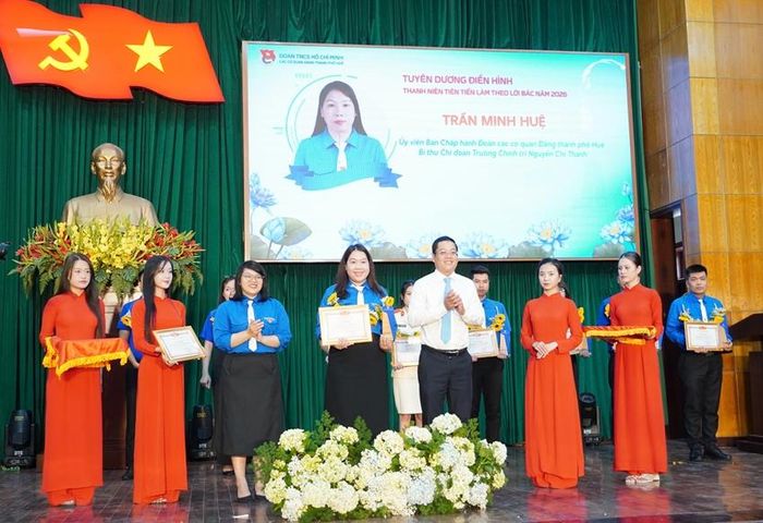Đại diện Thành Đoàn và Đoàn các cơ quan Đảng tuyên dương những điển hình thanh niên tiên tiến làm theo lời Bác