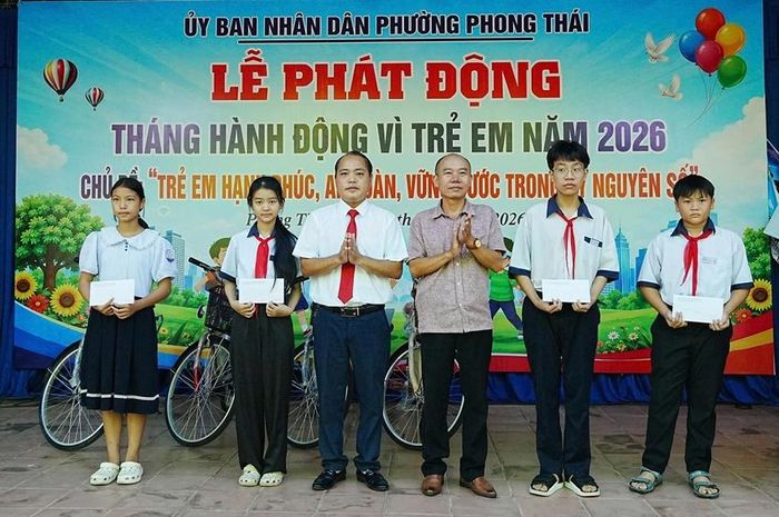 Phường Phong Thái trao quà tại lễ phát động “Tháng hành động vì trẻ em năm 2026” . Ảnh: Song Minh