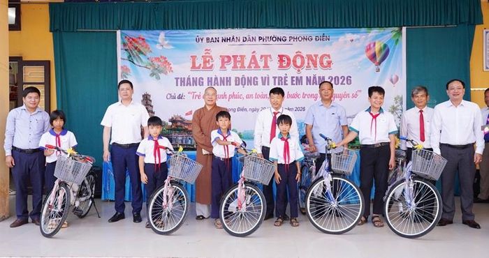 Xe đạp là món quà ý nghĩa đối với các em học sinh nghèo, vượt khó phường Phong Điền. Ảnh: Thương Hoài 