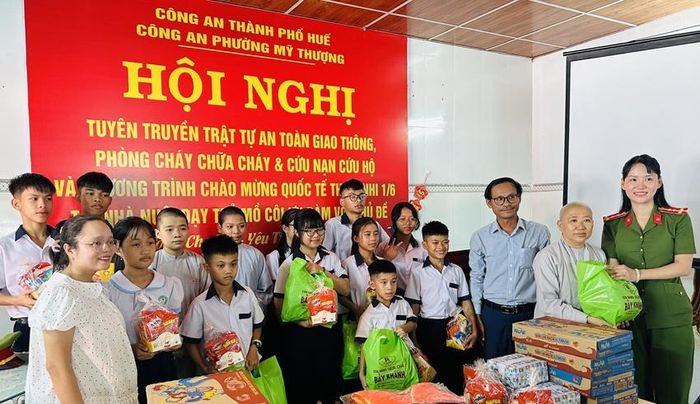 Trao tặng quà cho các em tại Nhà nuôi dạy trẻ mồ côi Ưu Đàm. Ảnh: Anh Phong