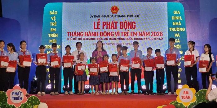 Lãnh đạo thành phố trao học bổng cho học sinh có hoàn cảnh khó khăn 
