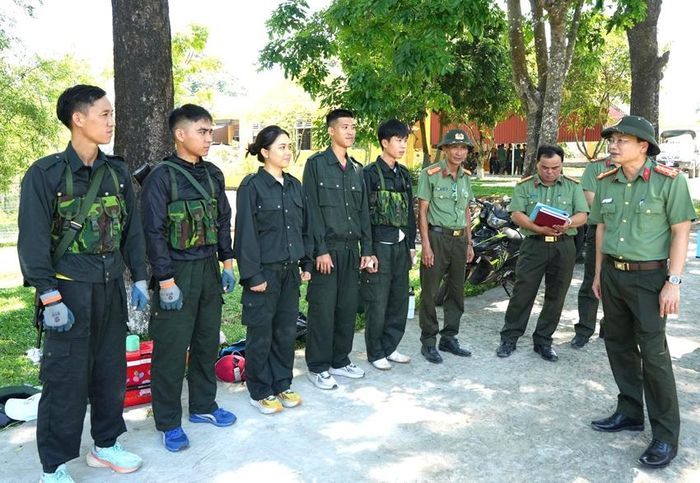 Đại tá Dương Văn Thoan (ngoài cùng bên phải) kiểm tra, động viên cán bộ, chiến sĩ tham gia tập luyện, phục vụ hội thao