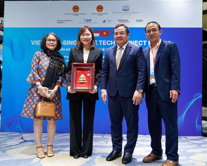 Ông Phùng Quang Hiệp, Bí thư Đảng ủy, Chủ tịch HĐTV Vinachem tặng quà lưu niệm bà Levenza Toh, Phó Chủ tịch Ngành Hương liệu, Nhãn hàng tiêu dùng khu vực Đông Nam Á, Nhật Bản và Hàn Quốc của DSM-Firmenich