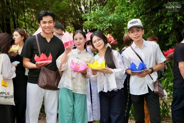 Phật tử về chùa từ rất sớm