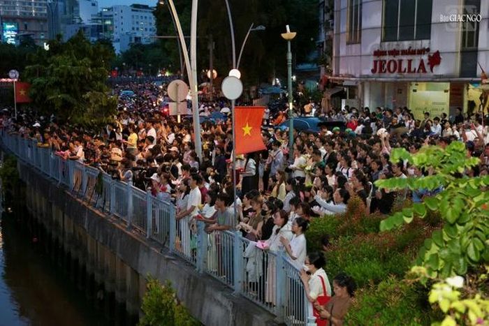 Hàng ngàn người tham dự lễ