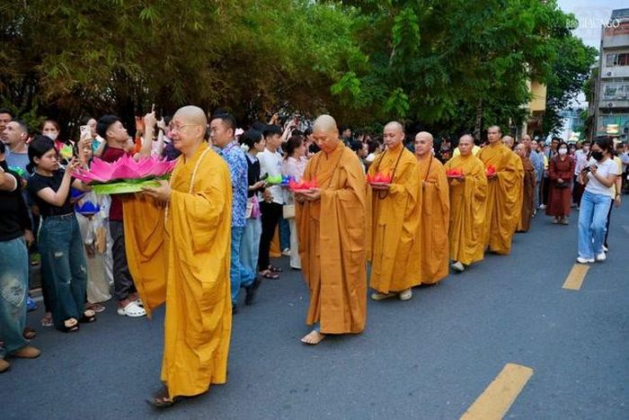 Chư tôn đức tham dự lễ thắp hoa đăng