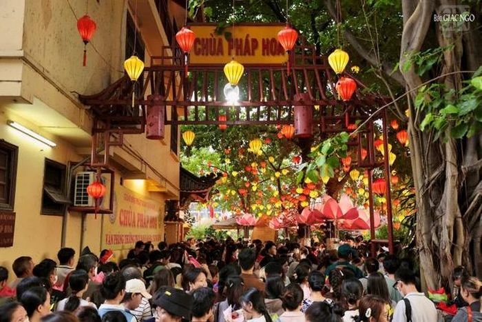 Mọi lối dẫn vào chùa đều không còn chỗ trống