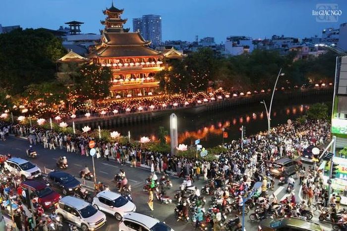 Đêm hoa đăng kính mừng Phật đản Phật lịch 2570 tại chùa Pháp Hoa