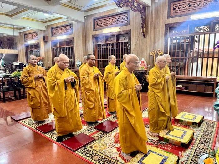 Chư tôn đức Ban Trị sự GHPGVN TP.HCM dâng hương tưởng niệm, tri ân công đức sâu dày của cố Hòa thượng Thích Nguyên Ngôn